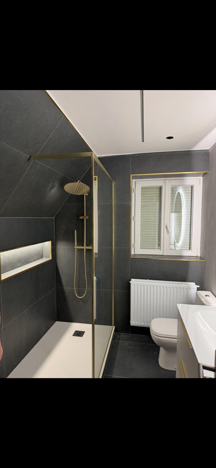 Intérieur après rénovation à Strasbourg - Espace moderne avec carrelage contemporain